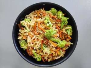 Poêle de nouilles aux légumes et tofu en fin de cuisson