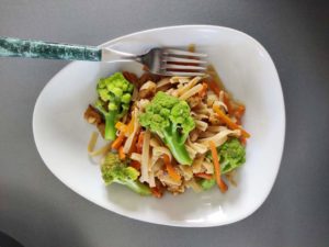 Assiette de nouilles aux légumes et tofu