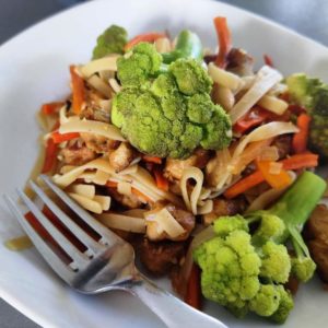 Assiette de nouilles aux légumes et tofu prête à être mangée