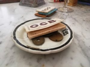 Pièces anciennes et paquet OCB dans une coupelle au château de Bernicourt