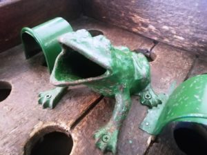 Jeu ancien de la grenouille au château de Bernicourt