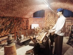 Travail du bois dans la cave du château de Bernicourt