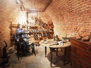 Travail du cordonnier dans la cave du château de Bernicourt