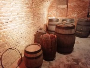 Fabrication de tonneaux dans la cave du château de Bernicourt