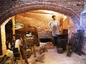 Travail de ferronerie dans la cave du château de Bernicourt