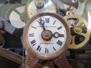 Gros plan sur le mouvement d’horloge de l’église de Lallaing dans le château de Bernicourt