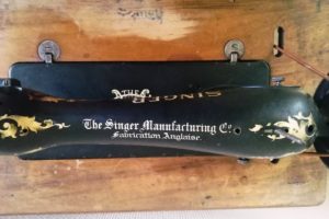Dessus d'une ancienne machine à coudre Singer