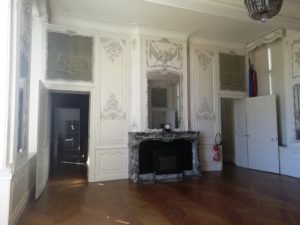 Style rococo et cheminée dans une pièce du château de Bernicourt à Roost-Warendin
