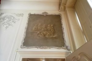 Peinture dite en grisaille représentant l'été dans le château de Bernicourt