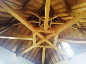 Charpente traditionnelle en chêne de la chapelle