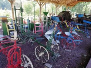 Vieux engins agricoles dans le parc du château de Bernicourt
