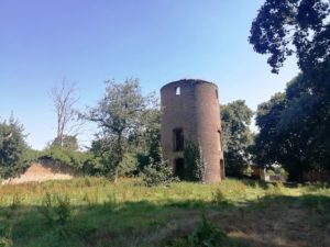 Ancienne tour dans le parc du château de Bernicourt