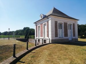 La chapelle présente devant le château de Bernicourt