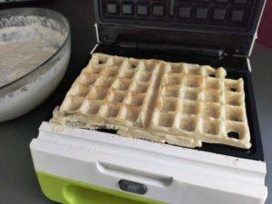 Gaufres moelleuses sur le gaufrier après cuisson