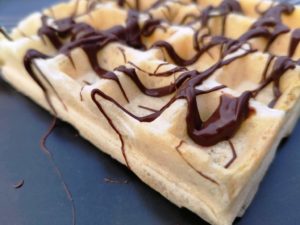 Gaufre moelleuse avec de la pâte à tartiner