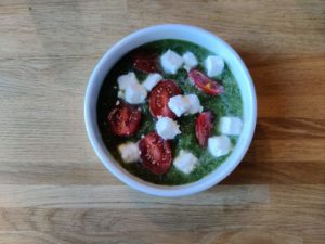 Gaspacho vert, fêta et tomates cerises