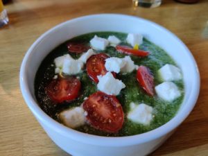 Gaspacho vert, fêta et tomates cerises