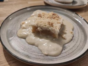 Crumble aux pommes avec une crème à la lavande