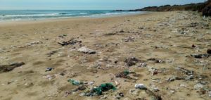 Plage de sable polluée par les déchets notamment plastique
