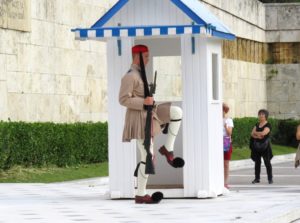 Evzone devant le Parlement d'Athènes