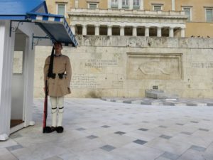 Evzone devant le Parlement d'Athènes