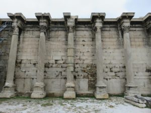 Colonnes d'un bâtiment autour de la place Monastiraki à Athènes