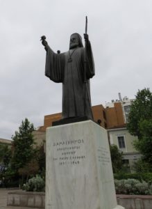 Statue proche cathédrale à Athènes