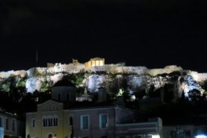 Vue de nuit sur l'Acropole à Athènes