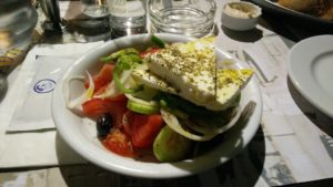 Salade grecque au restaurant Athinaïkon à Athènes