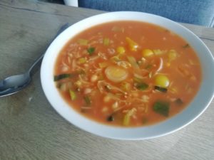 Assiette de la soupe d'hiver inspirée de la soupe harira