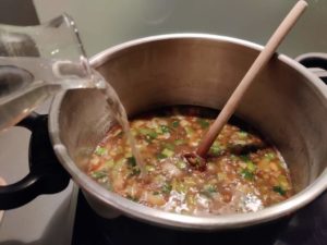 Faitout avec l'ensemble des légumes dans lequel on ajoute de l'eau