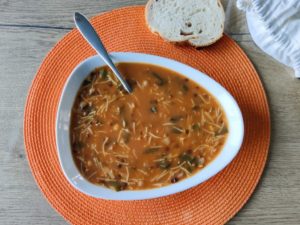 Assiette de la soupe d'hiver inspirée de la soupe harira