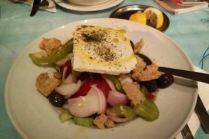 Salade grecque au restaurant Tavern Ellinikon à Athènes