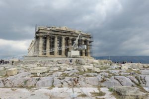 Sur le site de l'Acropole à Athènes