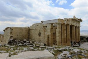 Sur le site de l'Acropole à Athènes