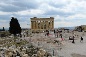 Sur le site de l'Acropole à Athènes