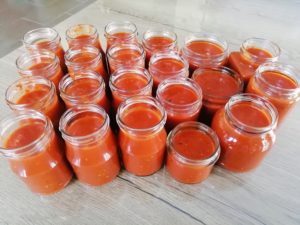 Pots de récupération remplis de sauce tomate