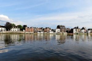 Le fleuve et les façades de maisons en arrière plan, à Namur