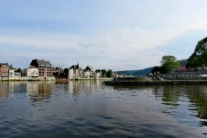 Le fleuve et les façades de maisons en arrière plan, à Namur