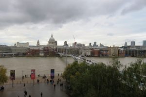 Le Millenium Bridge au dessus de la Tamise à Londres