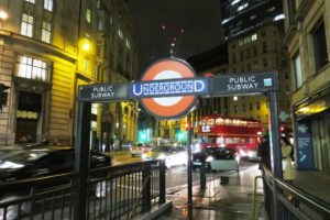 L'accès au métro londonien de nuit
