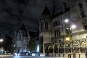 Le Royal Courts of justice de nuit à Londres