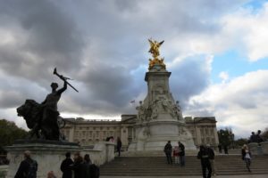 Statue et monument devant Buckimgmam Palace à Londres