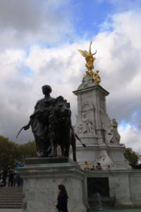 Statue et monument devant Buckimgmam Palace à Londres