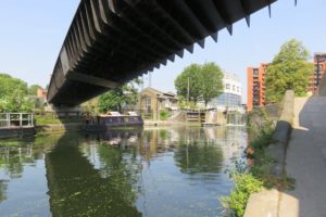 Sous un pont du Regent’s canal à Londres