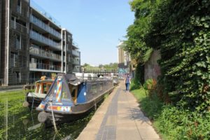 Péniche le long du Regent’s canal à Londres