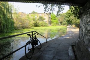 Vélo sous un pont du Regent’s canal à Londres