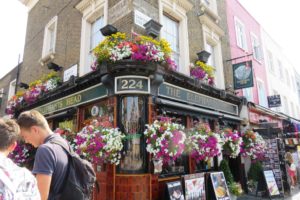 Façade fleurie dans le quartier Camdem à Londres