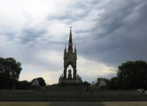 Albert Memorial situé à Kensington Gardens à Londres