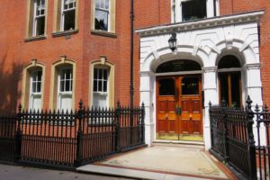 Façade et porte de maison du quartier Kensington à Londres